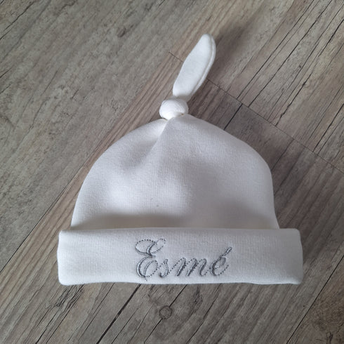 Ensemble: bonnet Noué avec prénom brodé  + moufles. Tissu Polaire alpine - Oeko-Tex